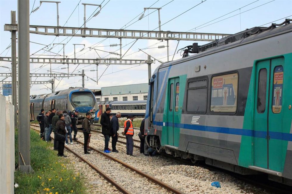 Archivo - Un grupo de personas tras un accidente de tren en Túnez (archivo)