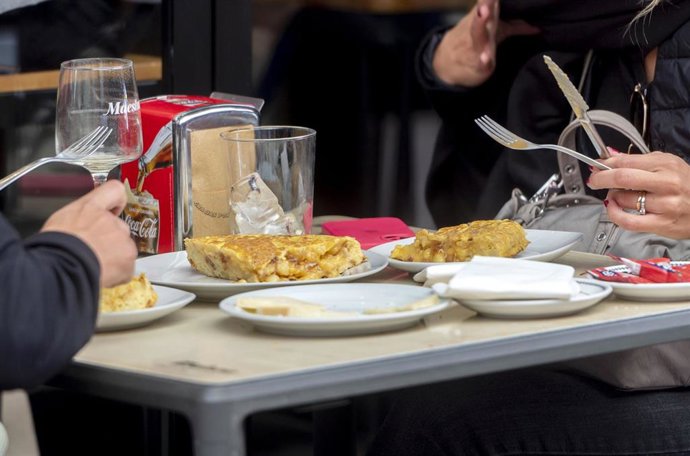 Archivo - Personas en un bar