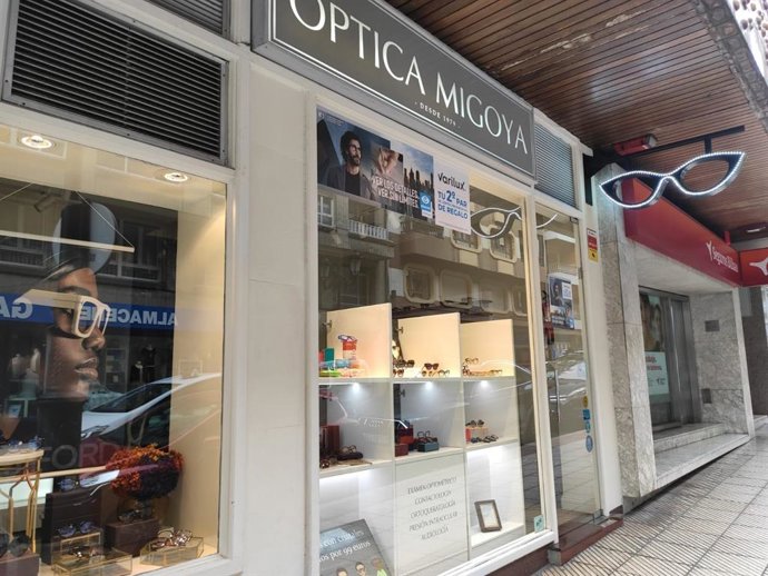 Archivo - Óptica en Oviedo, pequeño comercio minorista.