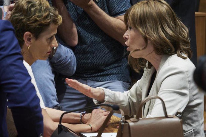 Maria Chivite de PSN PSOE discute con Uxue Barkos de Geroa Bai , durante la sesión constitutiva del Parlamento de Navarra, a 16 de junio de 2023, en Pamplona, Navarra (España). El Parlamento de Navarra da inicio hoy a su undécima legislatura con la cons