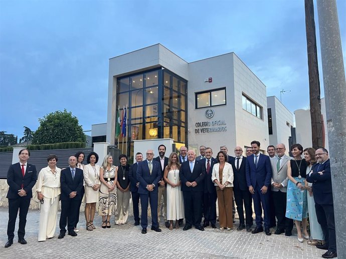 Catalina García y Jesús Aguirre, junto al resto de autoridades y la nueva junta directiva del Colegio de Veterinarios de Córdoba, ante la sede del mismo.