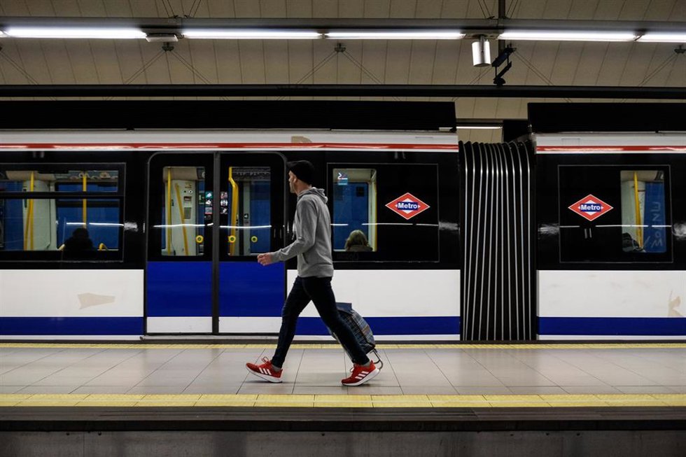 Archivo - Un usuario espera en uno de los andenes de Metro de Madrid.