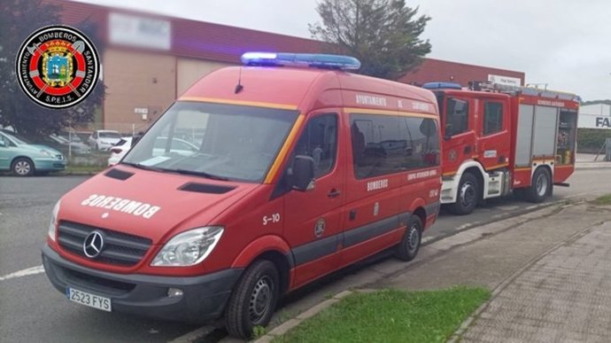 Los bomberos controlan una fuga de amoniaco en una nave del polígono de Guarnizo