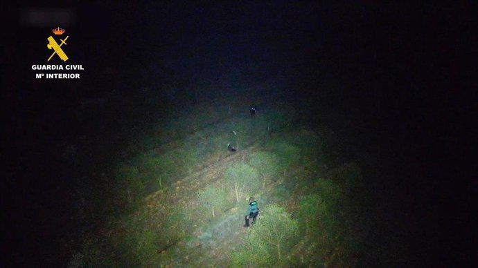 Dos hombres detenidos 'in fraganti' por sustraer gasoil de maquinaria de obra estacionada en la N-232 en Murillo