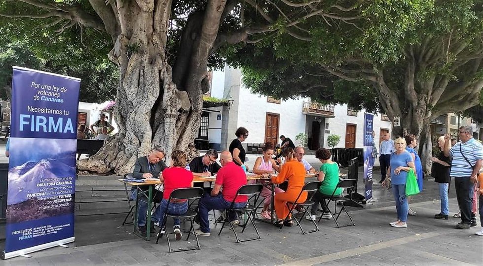 Unas 1.200 personas han firmado en Los Llanos de Aridane la Iniciativa Legislativa Popular de la Ley de Volcanes con el objetivo de recabar 15.000 firmas antes de que acabe agosto para que esta propuesta se debata y vote en el Parlamento canario.