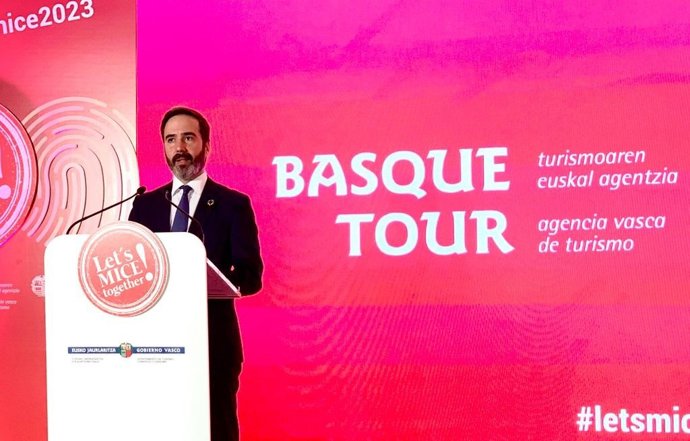 El consejro de Turismo, Comercio y Consumo, Javier Hurtado, en la nauguración en Bilbao de la jornada "Let's MICE"