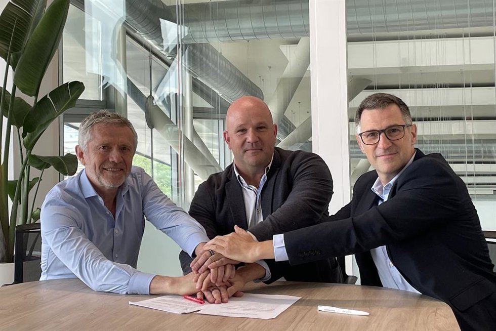 Archivo - El presidente de Volkswagen Group España Distribución, Francisco Pérez Botello ha firmado junto al director de recursos humanos y organización, Ricardo Bacchini, y al presidente del comité de empresa, Juan Manuel de la Corte, el tercer conveni