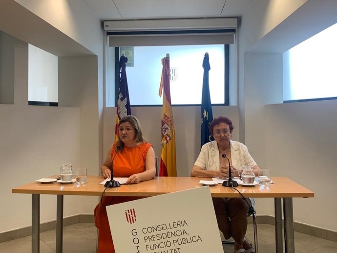 La consellera de Presidencia, Función Pública e Igualdad en funciones, Mercedes Garrido, y  la directora de la IBDONA en funciones, Maria Duran.