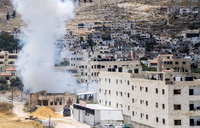 Columna de humo durante una redada del Ejército de Israel en la ciudad de Yenín, en el norte de Cisjordania