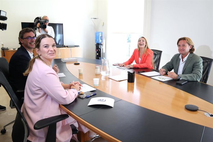 (I-D) La presidenta del PP balear y candidata electa al Govern, Margarita Prohens; el portavoz parlamentario del PP, Toni Costa; la líder de Vox en las Islas, Patricia de las Heras, y el candidato al Parlament, Jorge Campos.