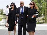 Miguel, hijo de Mari Carmen 'y sus muñecos', llega al tanatorio para dar su último adiós a su madre