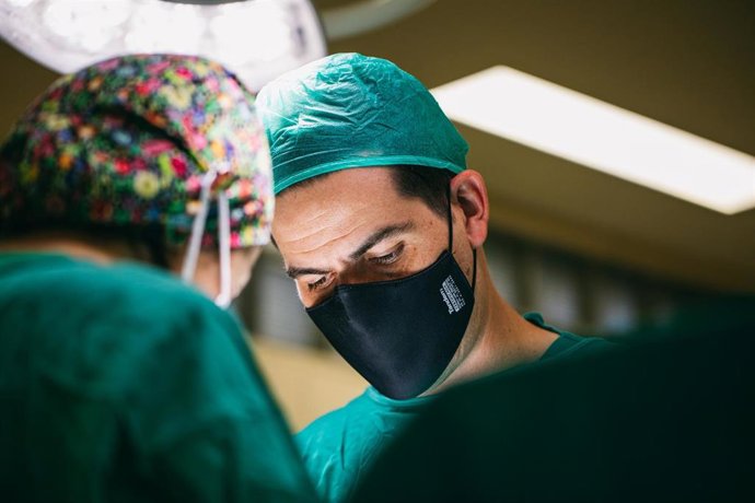 Archivo - Médicos realizan implante de prótesis de pene