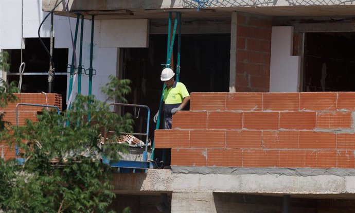 Archivo - Un obrero, archivo 