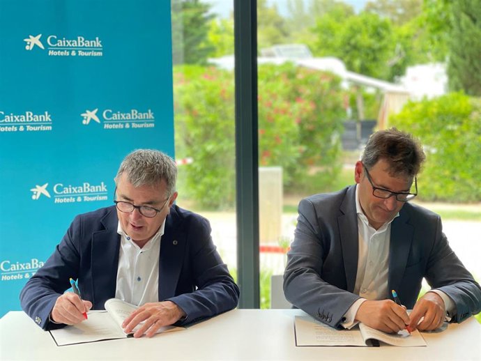 El presidente de la Federació Catalana de Cmpings, Miquel Gotanegra, y el director territorial en Catalunya de CaixaBank, Josep Maria Gonzlez, renuevan el convenio