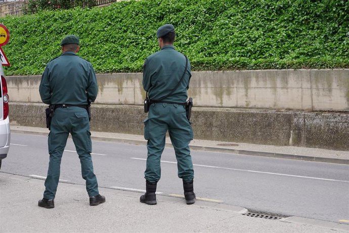 Archivo - Dos agentes de la Guardia Civil vigilan en las inmediaciones del dispositivo que se puso en marcha