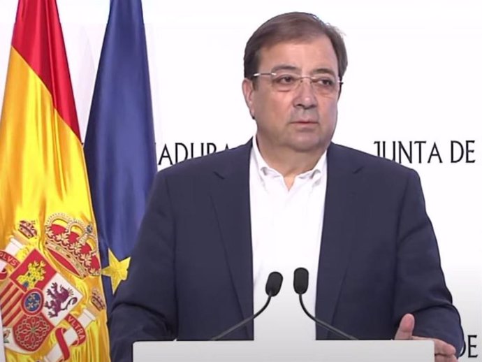 El presidente de la Junta de Extremadura en funciones, Guillermo Fernández Vara, en rueda de prensa