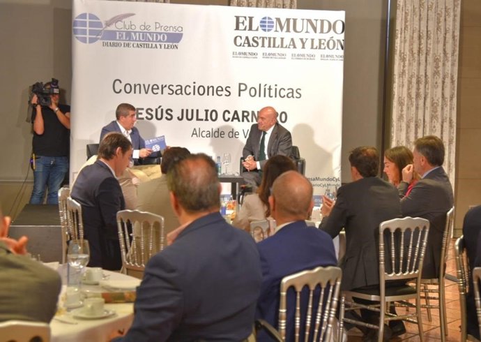 Encuentro de prensa protagonizado por el alcalde de Valladolid, Jesús Julio Carnero.