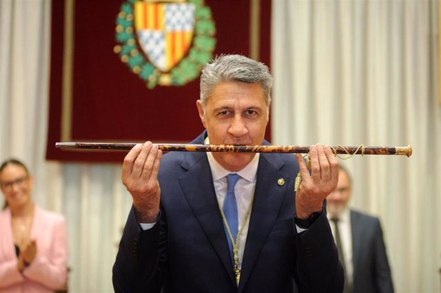 El alcalde de Badalona (Barcelona), Xavier García Albiol, tras recoger la vara de alcalde.