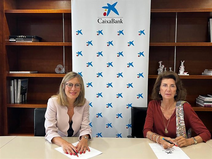 Representantes de CaixaBank y CAEB en la firma del convenio para impulsar la FP.