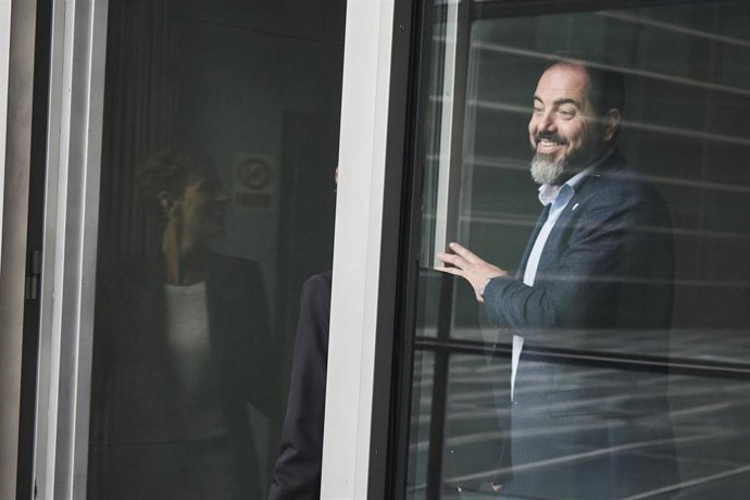 La candidata del Partido Socialista de Navarra a la Presidencia del Gobierno de Navarra, María Chivite, y el portavoz de PSN PSOE, Ramón Alzorriz.