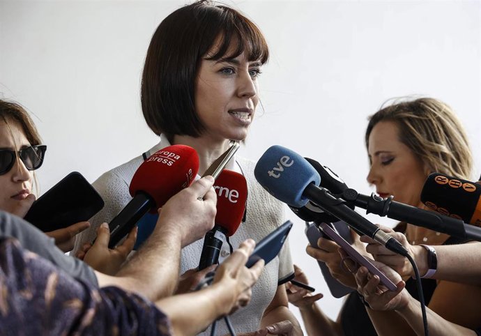 La ministra de Ciencia e Innovación, Diana Morant, atiende a los medios de comunicación