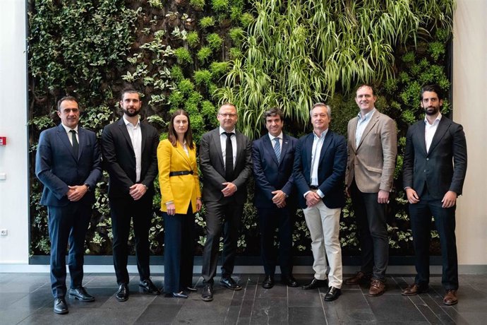 Archivo - Repsol y Orsted firman un acuerdo con el Puerto de A Coruña para el desarrollo de proyectos de eólica marina