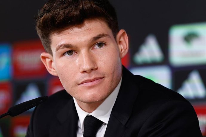 El lateral internacional Fran García en su presentación como jugador del Real Madrid.