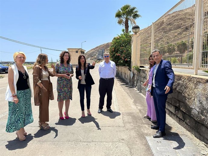 Soto y Vázquez en la zona portuaria por la que transcurriría la entrada alternativa al Puerto de Almería