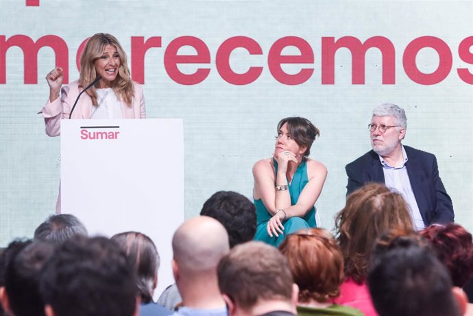 La vicepresidenta segunda y líder de Sumar, Yolanda Díaz; interviene junto a la cabeza de lista de Sumar en León, Violeta Serrano; y el embajador de España ante las Naciones Unidas, Agustín Santos Maraver; , a 18 de junio de 2023, en Madrid (España).