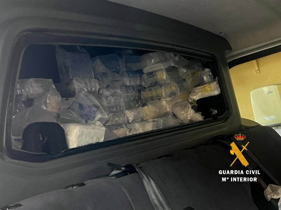 Encuentran casi 410 kilos de hachís en un doble fondo en una furgoneta cuando iba a embarcar desde Ceuta