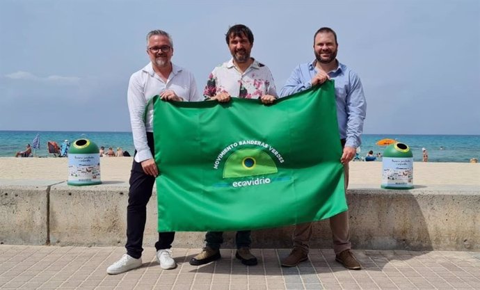 El Director General De Residuos Y Educación Ambiental, Sebasti Sansó, Y El Gerente De Zona De Ecovidrio, Roberto Fuentes, Presentando La Cuarta Edición Del Movimiento Banderas Verdes De Ecovidrio