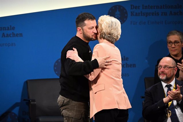 Archivo - Saludo entre el presidente de Ucrania, Volodimir Zelenski, y la presidenta de la Comisión Europea, Ursula Von der Leyen