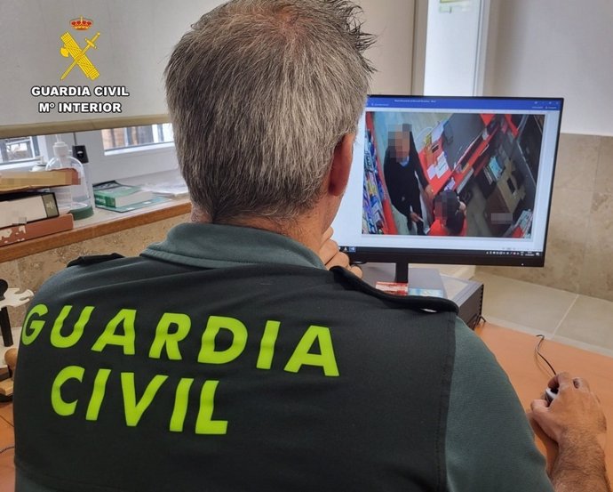 Un guardia civil analiza las imágenes del robo en Llerena