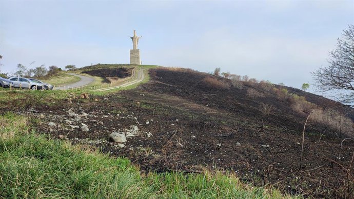 Archivo - El Monte Naranco, en Oviedo, tras el incendio que sufrió el 31 de marzo de 2023.
