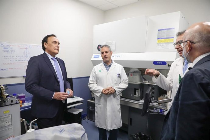 El consejero de Universidad, Investigación e Innovación, José Carlos Gómez Villamandos, visita a las instalaciones del Instituto de Biomedicina de Sevilla (IBIS).
