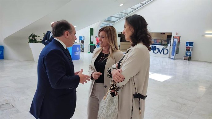 Eva Rodríguez, presidenta en Asturias de la APD, y el rector de la Universidad de Oviedo, Ignacio Villaverde, en Foro de Emprendimiento del Noroeste.