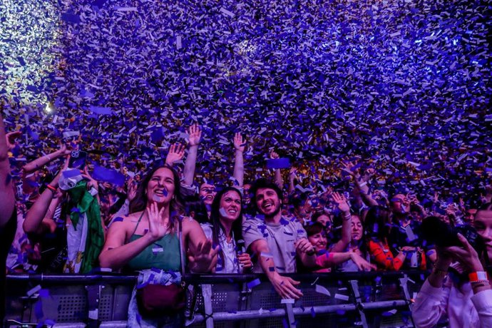 Archivo - Publico durante una actuación en el Wizink Center de el grupo musical Taburete.