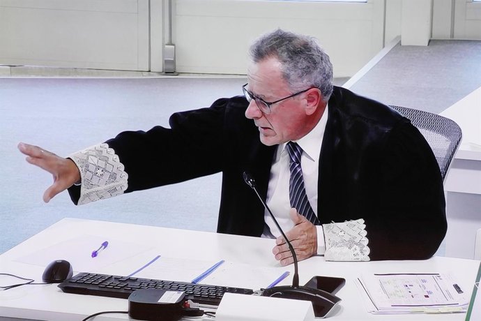El fiscal Mariano Piñeiro Vázquez interviene durante una nueva sesión del juicio del Alvia, desde una pantalla de televisión de la sala de prensa del juicio, a 21 de junio de 2023, en Santiago de Compostela, A Coruña, Galicia (España). Tras una breve in