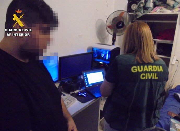 La Guardia Civil registra el ordenador del detenido