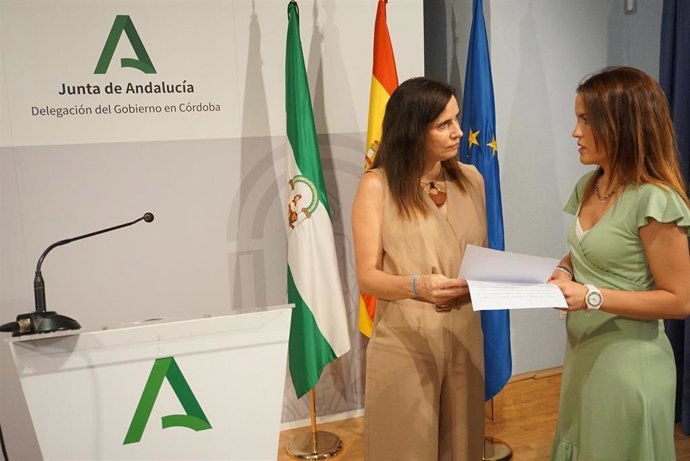 La delegada de Empleo, Empresa y Trabajo Autónomo, María Dolores Gálvez (izda.), antes de la rueda de prensa.