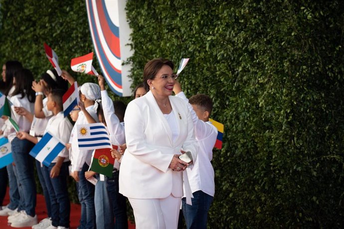 Archivo - La presidenta de Honduras, Xiomara Casro, saluda a unos niños a su llegada a una sesión plenaria de la XXVIII Cumbre Iberoamericana