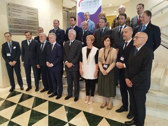 El Lehendakari, Iñigo Urkullu, junto representantes del Gobierno Vasco y de Cámarás de Comercio del Arco Atántico, tras el acto de firma de la "Declaración de las Cámaras de Comercio del Arco Atlántico"