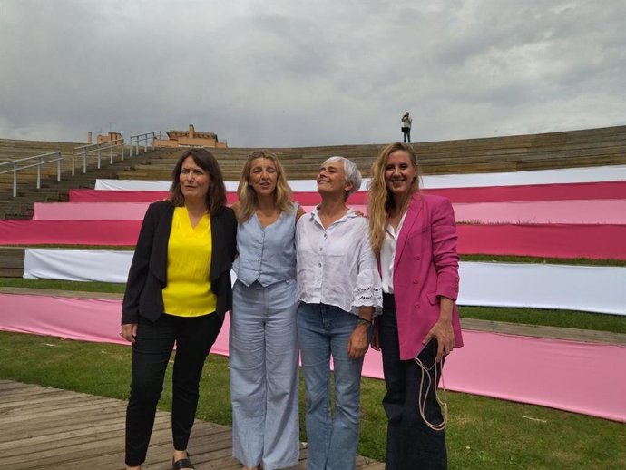 Antona Luengo, La Primera Por La Derecha, Junto A Dos Compañeras De Izquierda Unida Y Yolanda Díaz (Segunda Por La Izquierda), Esta Mañana En Madrid Durante La Presentación De Las Listas Al Congreso De Sumar