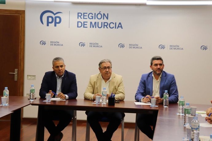 El eurodiputado del PP, Juan Ignacio Zoido, junto con el diputado del PPRM, Jesús Cano, y el consejero de Agua, Agricultura, Ganadería y Pesca, Antonio Luengo, mantienen una reunión con las organizaciones profesionales agrarias
