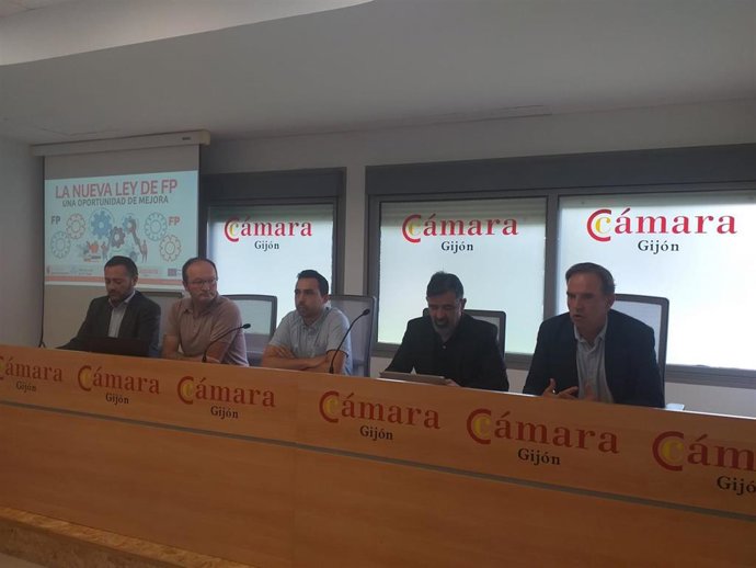 Presentación de los resultados del Proyecto Piloto Tutor Externo, en la Cámara de Comercio de Gijón