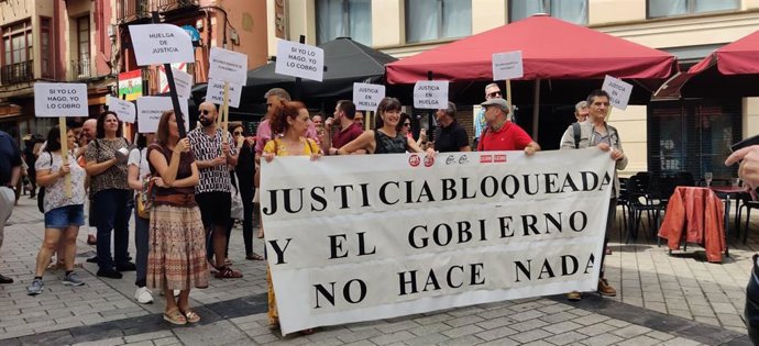 Los trabajadores de Justicia se concentran frente a la sede del PSOE para reclamar un acuerdo salarial justo