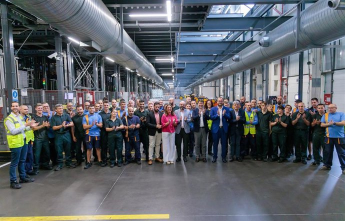 Mañueco en su visita al bloque logístico de Mercadona en Villadangos (León)