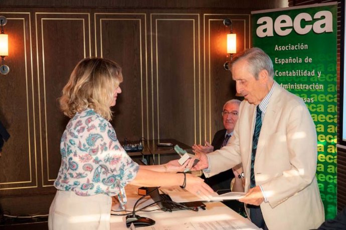 La directora de l'Assessoria jurídica d'Ercros, Asunción Loste, recollint el guardó.