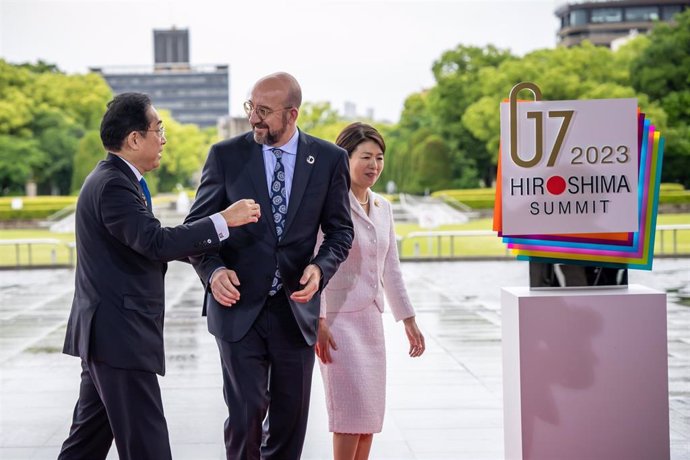 Archivo - El primer ministro de Japón, Fumio Kishida, recibe en la cumbre del G7 al presidente del Consejo europeo, Charles Michel