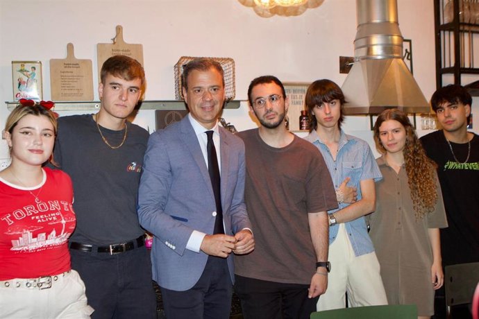 El consejero en funciones de Presidencia, Turismo, Cultura, Juventud, Deportes y Portavocía, Marcos Ortuño, junto a los componentes de 'Cutre' y 'Marss', los dos grupos seleccionados en esta edición del ICA Lanzadera.